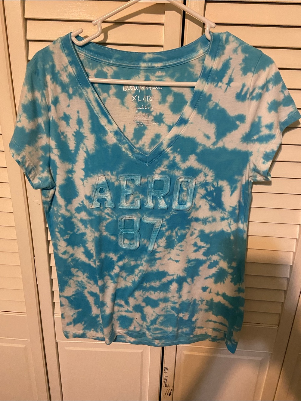 Aeropostale Blue and White Tie-Dye V-Neck Tee